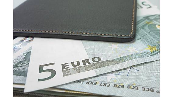 Geldschein 5 Euro mit Geldbörse
