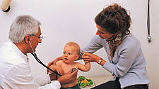 Symbolfoto: Ein Kinderarzt untersucht ein Kleinkind