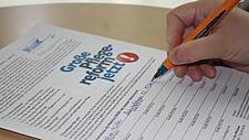 Symbolfoto: Jemand unterschreibt die Petitions-Liste für eine bessere Pflegeversicherung