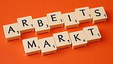 Symbolfoto: Scrabble-Steine bilden das Wort "Arbeitsmarkt"