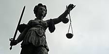 Symbolfoto: Eine Justitia-Statue vor grauem Himmel
