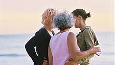 Symbolfoto: Frauen aus drei Generationen stehen zusammen