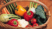 Symbolfoto: Buntes Gemüse in einem Korb