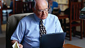 Symbolfoto: Ein älterer Mann arbeitet an seinem Notebook