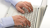 Symbolfoto: Hände tippen auf einer Notebook-Tastatur