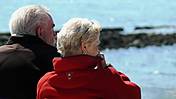 Symbolfoto: Ein Rentnerpaar an einem See