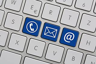 Symbolfoto: eine PC-Tastatur mit Symbolen für E-Mail, Telefon und Brief