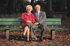 Symbolfoto: Ein Senioren-Paar sitzt auf einer Bank