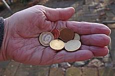 Symbolfoto: Münzen in der Hand einer Seniorin