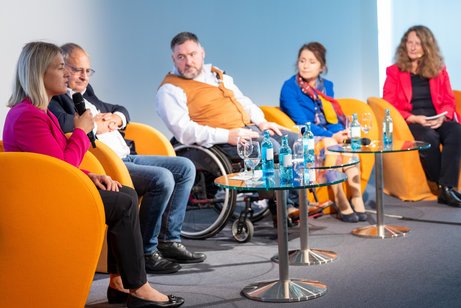 VdK-Landesvorsitzende Verena Bentele diskutierte mit den anderen Teilnehmenden während der Podiumsdiskussion über den inklusiven Arbeitsmarkt.