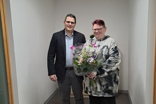 Bernd Steinkirchner begrüßt das Jubiläumsmitglied Michaela Kraus