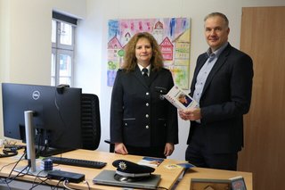 Die Schutzfrau vor Ort mit Bürgermeister Steffen Wernhard