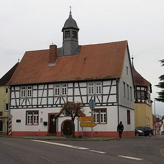 Auf dem Bild ist das alte Rathaus von Geinsheim zu sehen