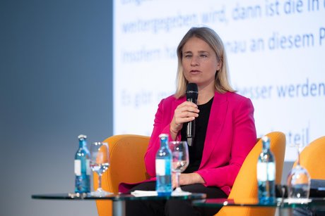 VdK-Landesvorsitzende Verena Bentele eröffnet die Podiumsdiskussion.