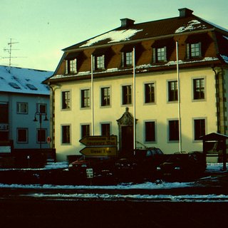 Das Foto zeigt das alte Forstamt am Lindenplatz von Neuhof. Heute dient das gut erhaltene Gebäude als Rathaus.