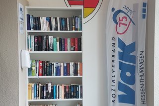 Bücherschrank im Eingangsbereich unserer Geschäftsstelle