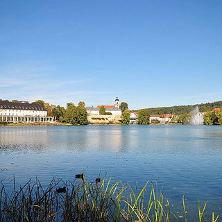 Blick über den Salzunger Burgsee. Im Hintergrund sieht man das Kurhaus, das Amtsgericht und die Stadtkirche.