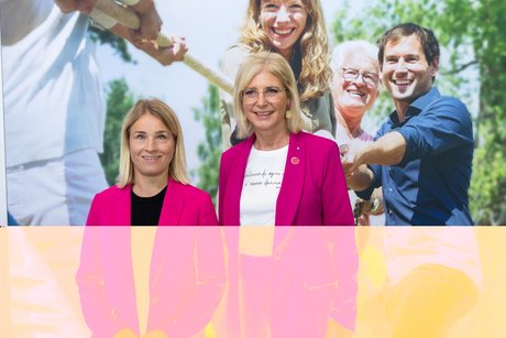 VdK-Landesvorsitzende Verena Bentele (links) und die bayerische Arbeits- und Sozialministerin Ulrike Scharf auf der ConSozial 2024.