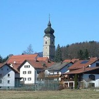 Drachselsried mit der Pfarrkirche St. Ägidius