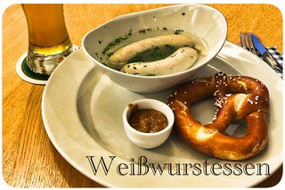 Frische Weißwürste mit Breze, süßem Senf und einem Weißbier