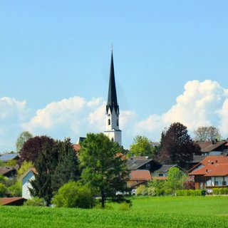 Griesstätt Ansicht von Süden im Zentrum die Kirche