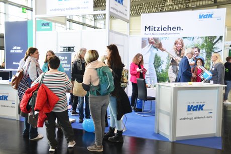 Zahlreiche Besucherinnen und Besucher kamen an den Messestand des VdK Bayern.