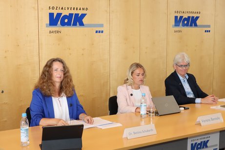 Pressesprecherin Dr. Bettina Schubarth, Landesvorsitzende Verena Bentele und Landesgeschäftsführer Michael Pausder ziehen auf der Sommerpressekonferenz sozialpolitische Bilanz.