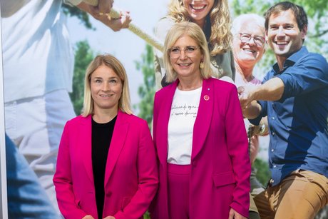 VdK-Landesvorsitzende Verena Bentele (links) und die bayerische Arbeits- und Sozialministerin Ulrike Scharf auf der ConSozial 2024.