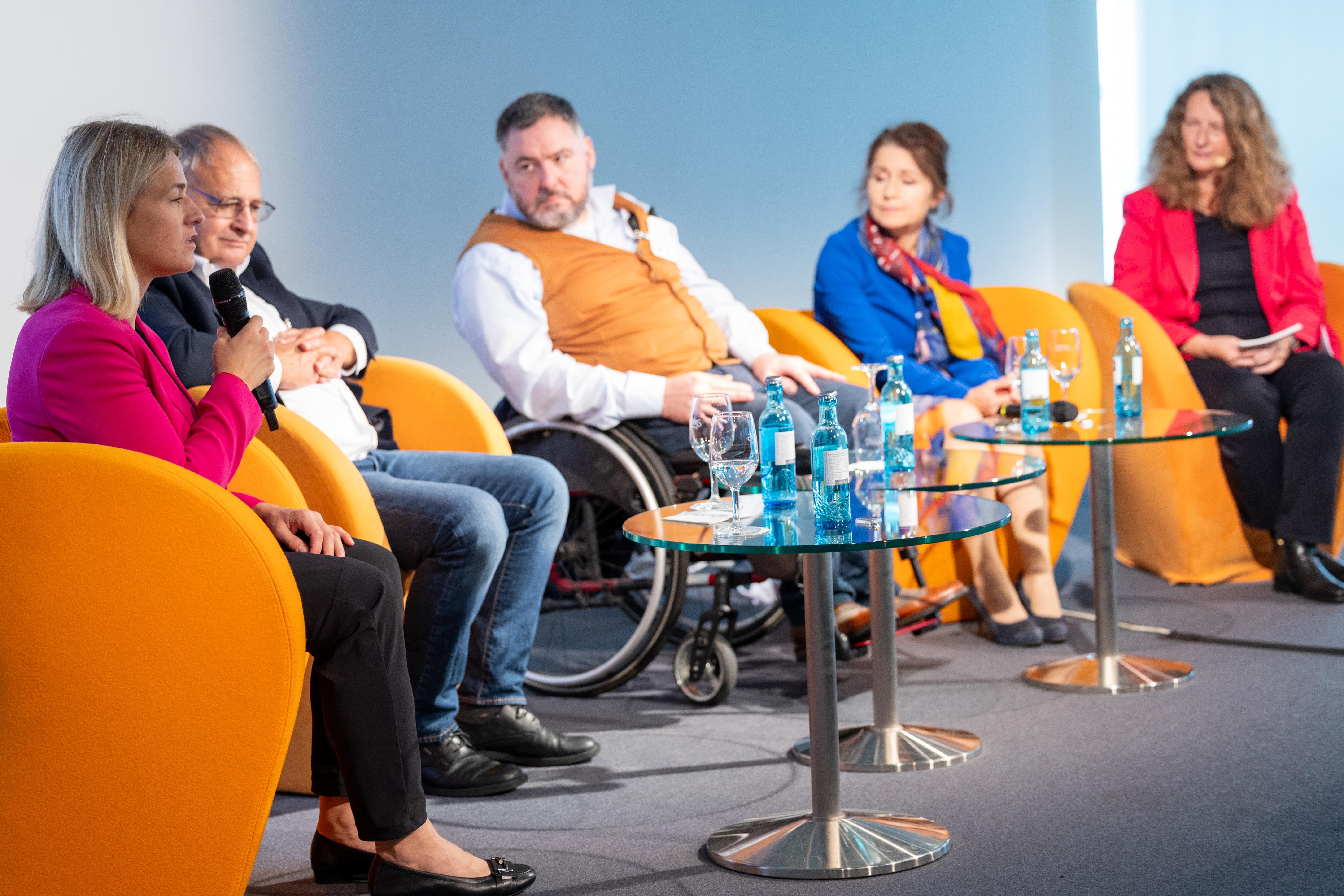 VdK-Landesvorsitzende Verena Bentele diskutierte mit den anderen Teilnehmenden während der Podiumsdiskussion auf der Messe ConSozial über den inklusiven Arbeitsmarkt.