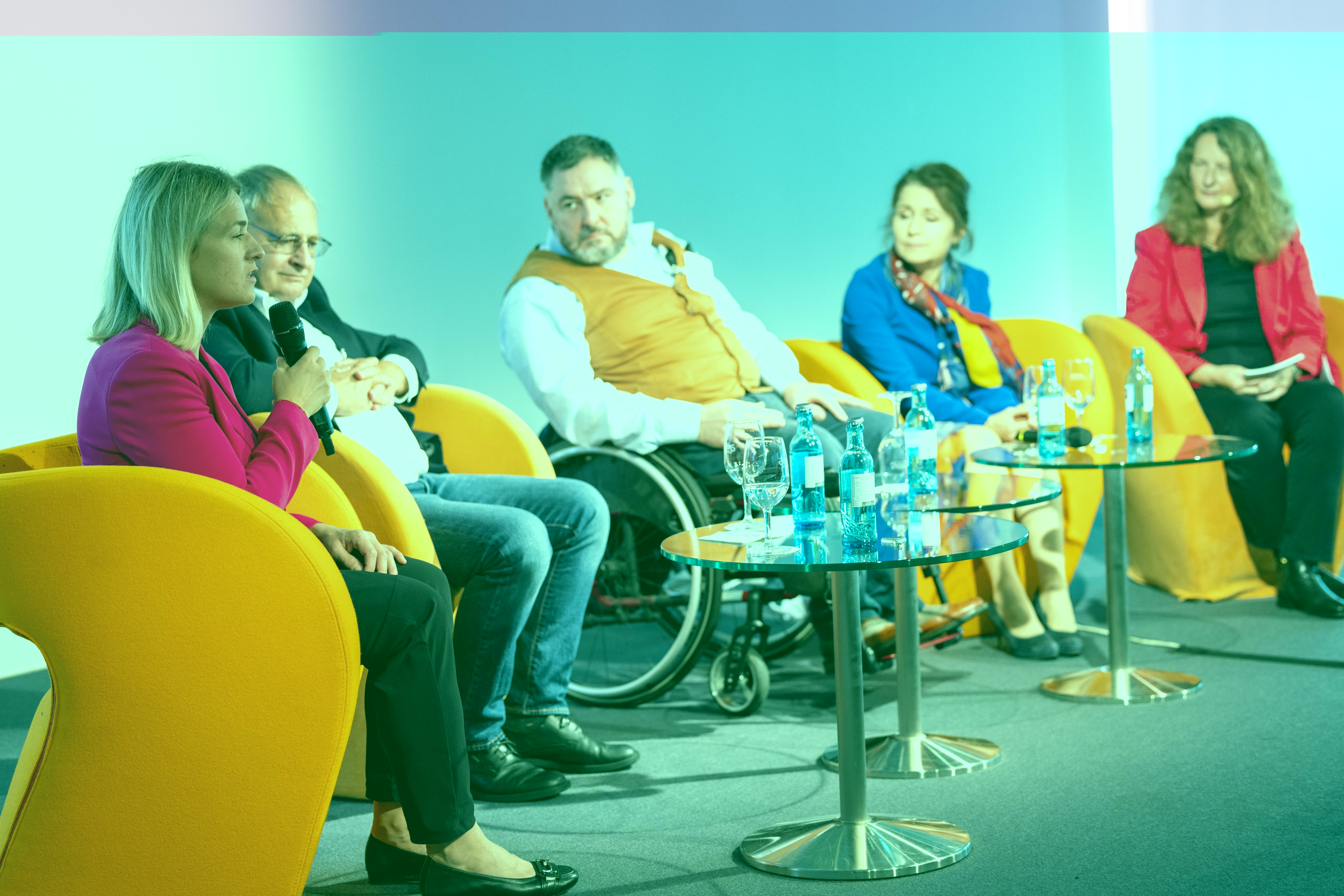 VdK-Landesvorsitzende Verena Bentele (links im Bild) diskutierte mit den anderen Teilnehmenden während der Podiumsdiskussion auf der Messe ConSozial über den inklusiven Arbeitsmarkt.